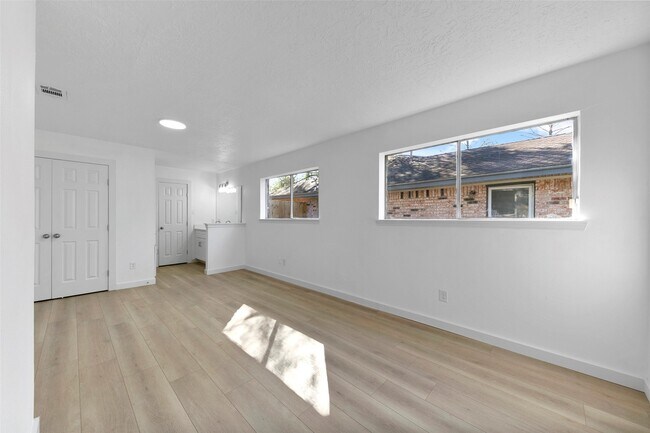 Building Photo - 2042 Lexington Woods Dr