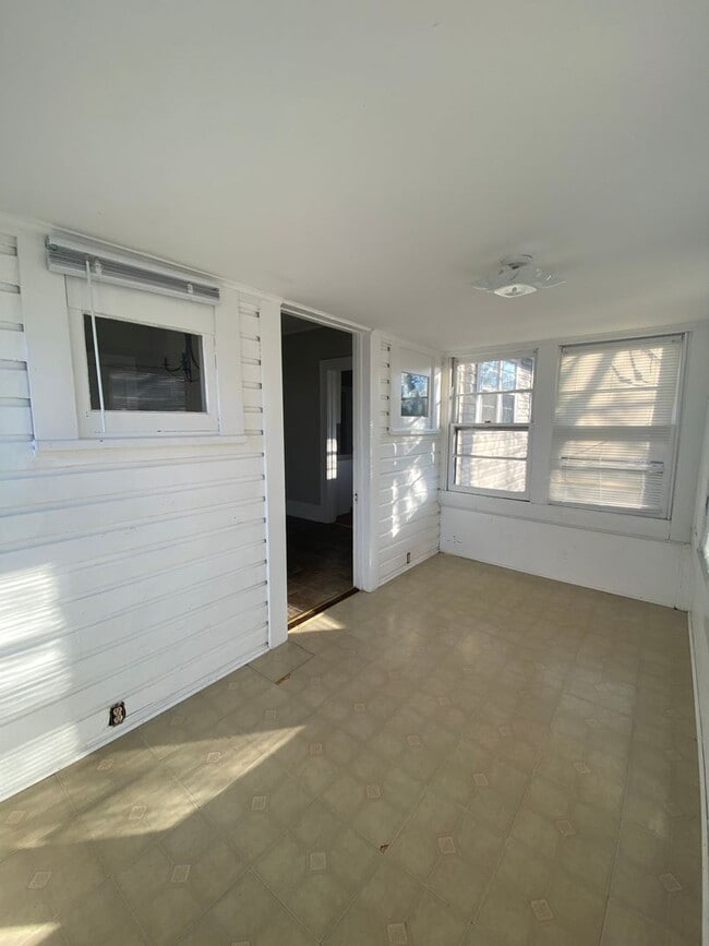 Building Photo - 927 Highland Ave