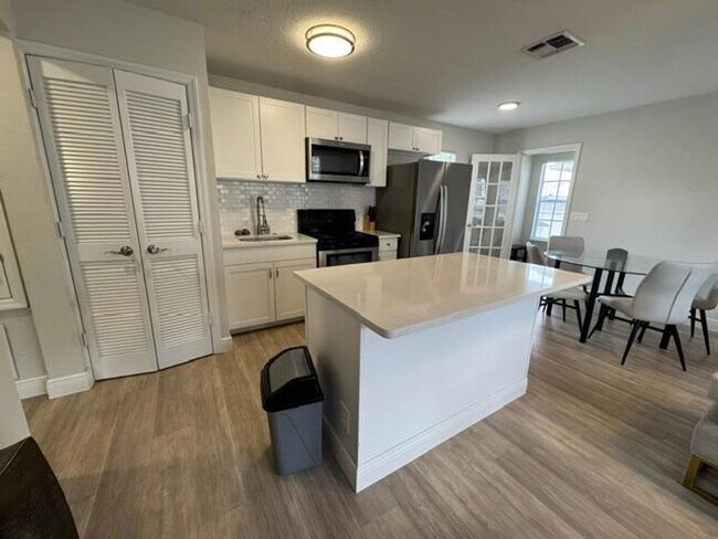 Building Photo - 1 Bedroom 1 Bath Renovated Garage Apartment in the Main Village of Celebration