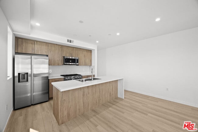 Building Photo - 2123 Cloverdale Ave