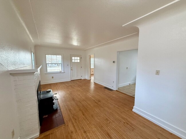 Building Photo - Beautiful 3 Bed 2 Bath Spokane Home w/ Detached Garage and Large Fully-Fenced Yard!