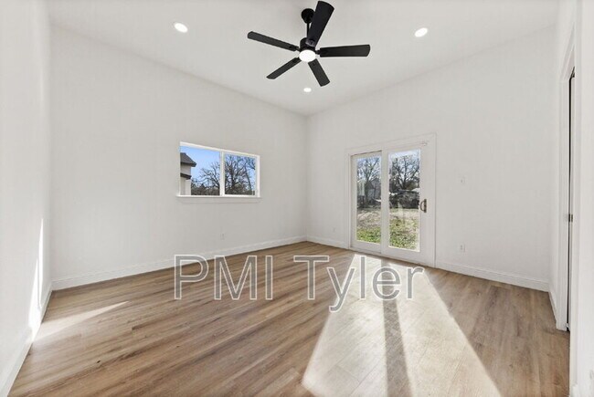 Building Photo - 1279 Bonham St