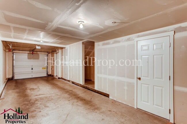 Building Photo - Experience Comfort and Style in This Elegant Murrayhill Townhome!