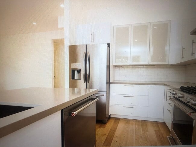 Building Photo - 540 S Cloverdale Blvd