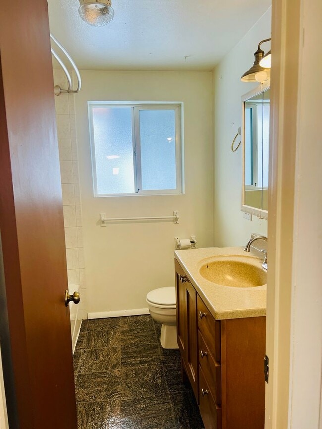 Building Photo - Half of a Duplex Available - 4 Bedroom 2 Bathroom in Lakewood