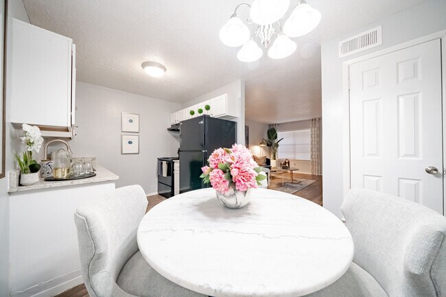 Building Photo - Lana