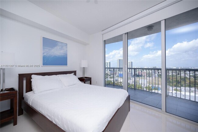 Building Photo - 1750 N Bayshore Dr