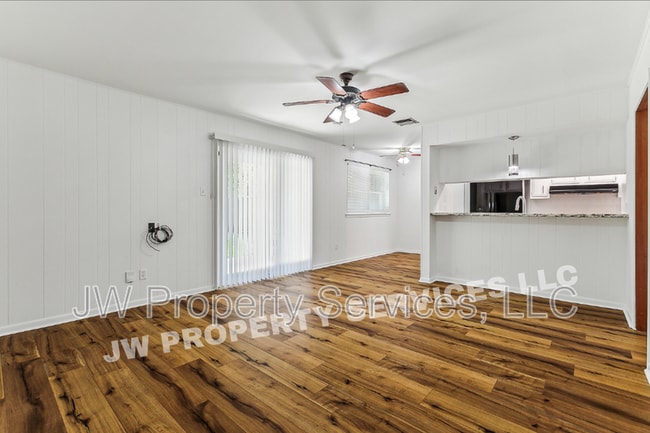 Building Photo - 2444 Somerset Dr