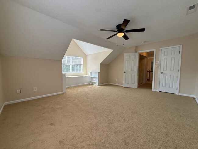 Building Photo - 221 Sherbrooke Dr
