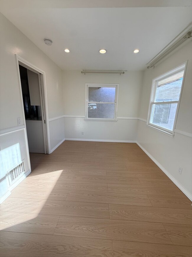 Building Photo - 3Bd House w/ HUGE Yard + RV Parking + New Appliances!