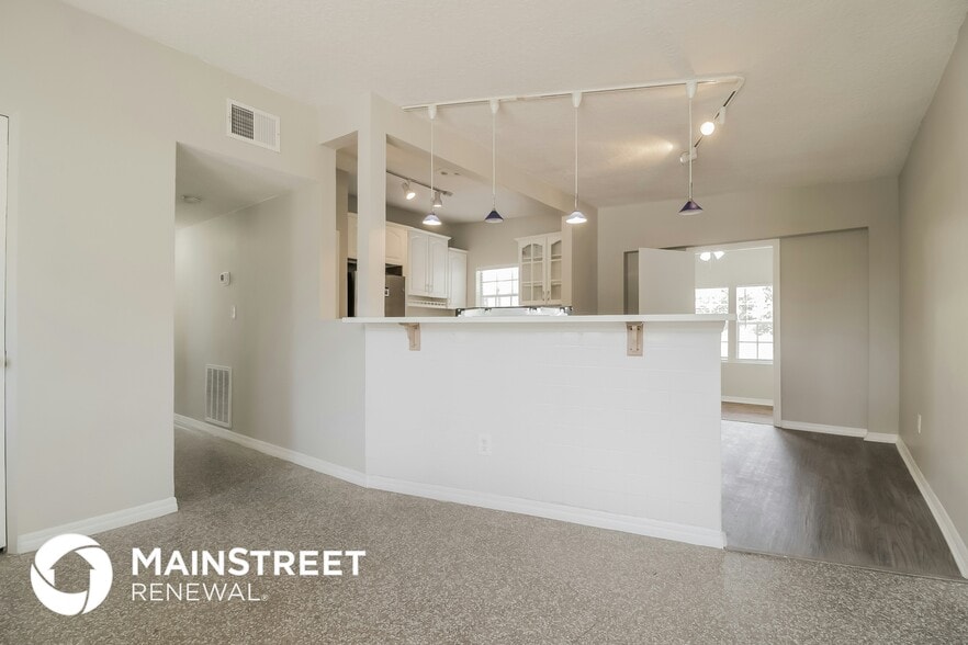 Building Photo - 451 E 6th St