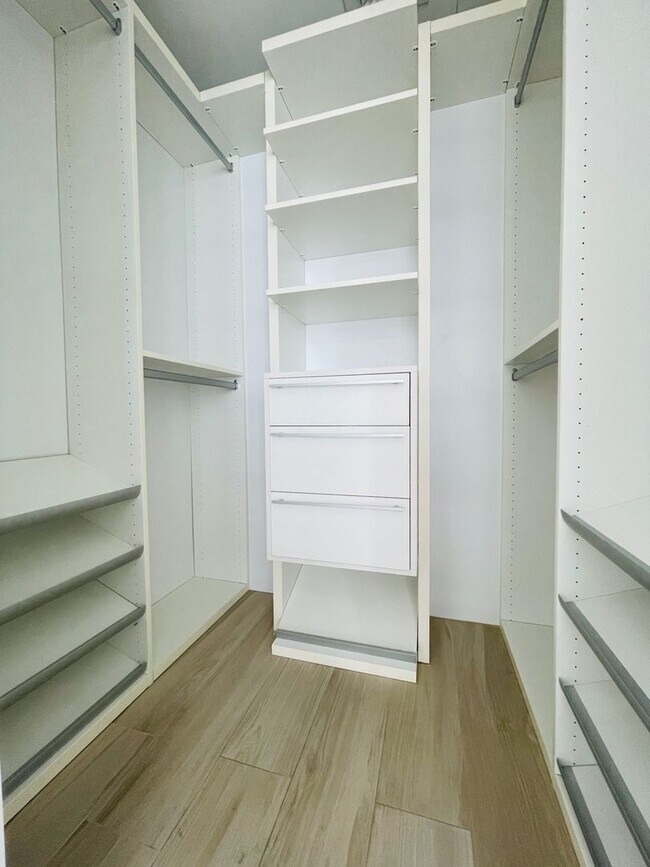 Building Photo - Luxury 1BR Condo at Dua Miami / SLS Brickell