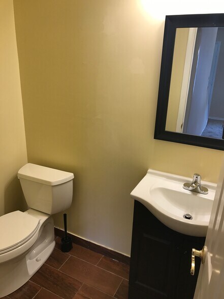 half bath - 1401 Whitpain Hls