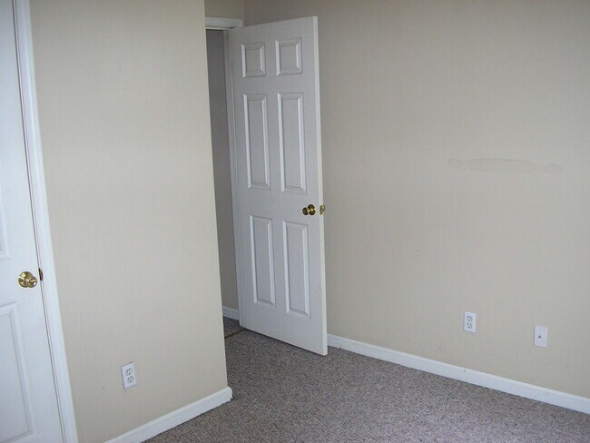 Building Photo - 4490 Woodstone Dr