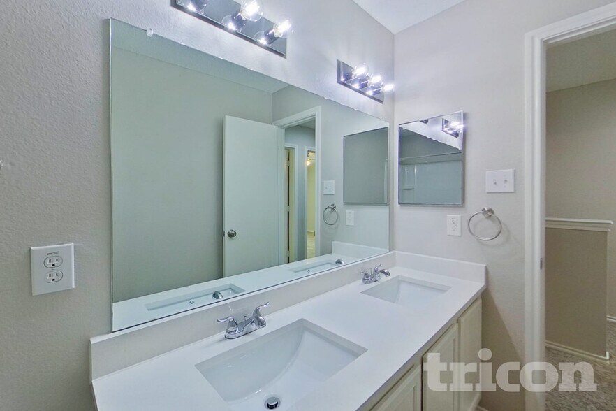 Building Photo - 16616 Jasmine Springs Dr