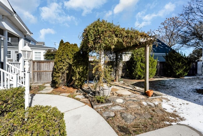 Building Photo - Beautiful Coastal Home for Rent – Ocean View / 17th Bay, Norfolk