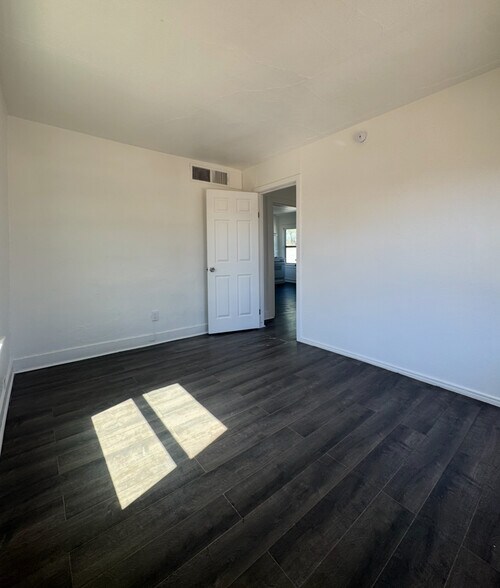 Building Photo - 5518 E Calle Encinas