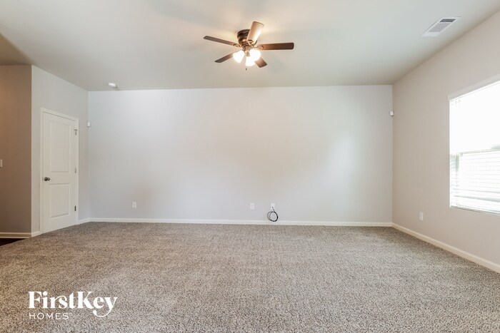 Building Photo - 215 Holly Way