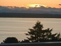 Building Photo - Gorgeous Lake View Condo