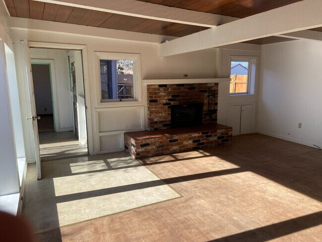 Building Photo - House with Charm, 2/1 with large garage and bonus room & bathroom