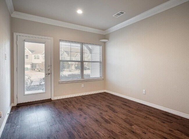 Building Photo - 117 Springtree St