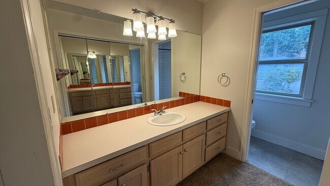 Building Photo - Spacious single-family home located in Southwest