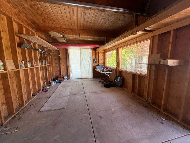 Building Photo - High Desert Retreat- 3 Bedrooms, 2 Bathroo...