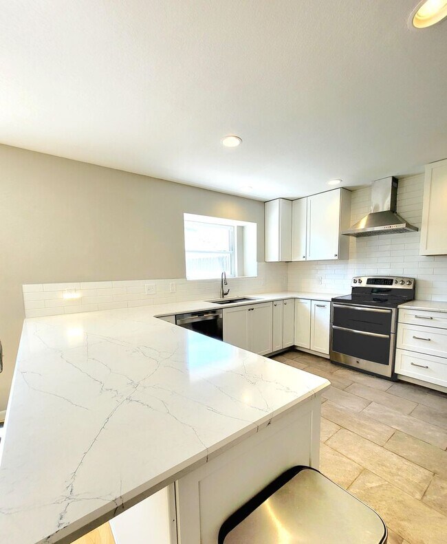 Building Photo - Well maintained 4 bedroom home on west side!