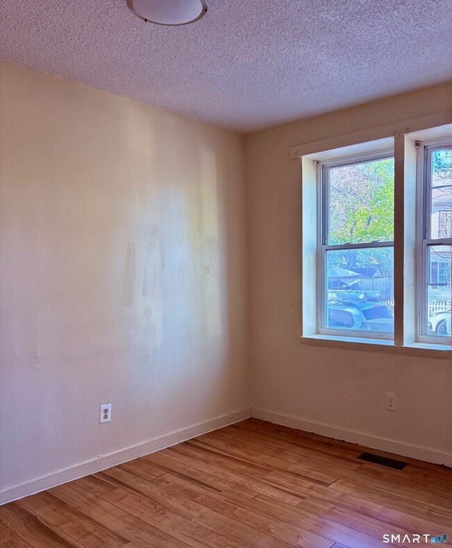 Building Photo - 2 Read St