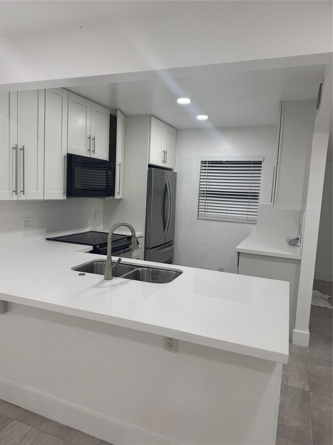 Building Photo - 5515 N Lakewood Cir