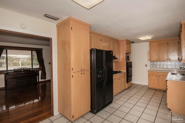 Building Photo - 6314 White Oak Dr