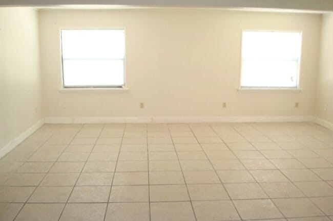 Building Photo - 2214 Peach Dr