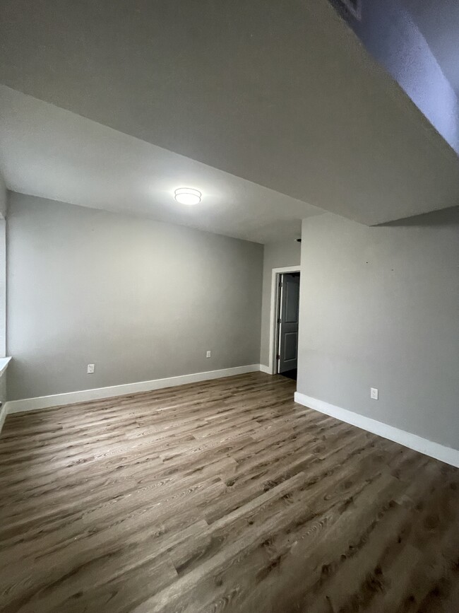 698-700 Chancellor Ave 305 - 695 Chancellor Ave