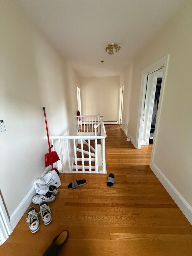 Building Photo - ALLSTON 5 BED/2 BATH AVAILABLE 9/1