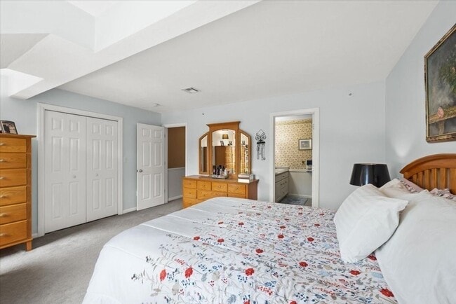 Building Photo - 822 Thayer St