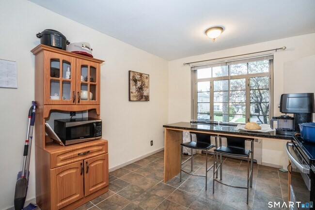 Building Photo - 20 Outlook Ave