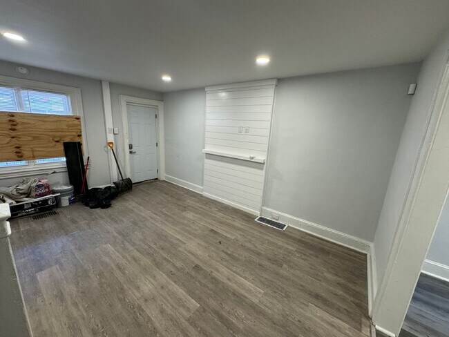 Building Photo - Refreshed 3BR/1BA Cozy Home with Porch & Fenced Yard!