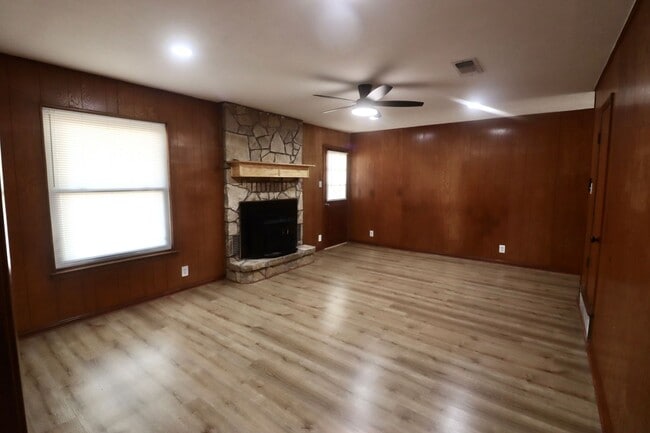Building Photo - FOR LEASE in Brock ISD!! Updated 3 BR - 2 ...