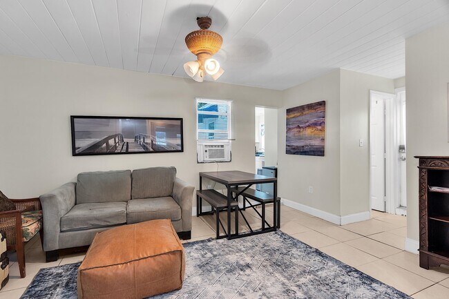 Building Photo - 909 N Palmway