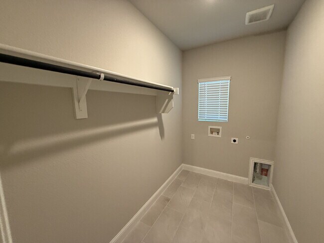Building Photo - 3215 Sedge Grass Dr