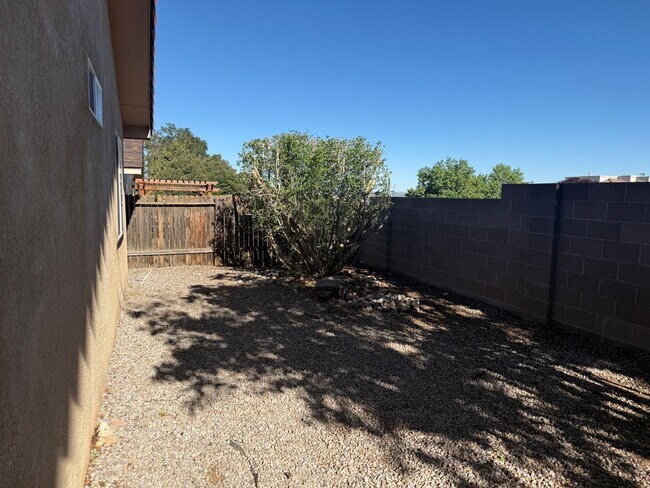 Building Photo - Nice 3 Br, 2 Ba, 2 CG, near Alameda and Louisiana