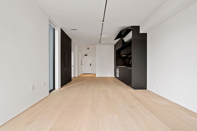 Building Photo - Modern 1 Bed, 1 Bath Condo @ 10th & Howard...