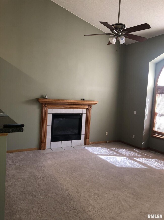 Building Photo - 6142 N Elmwood Ave