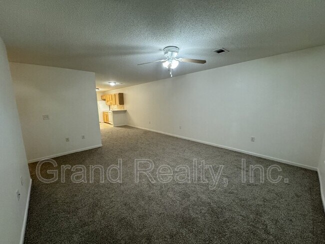 Building Photo - 1015 Peakview Dr