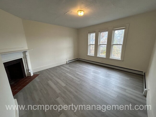 Building Photo - 28 Garnet St