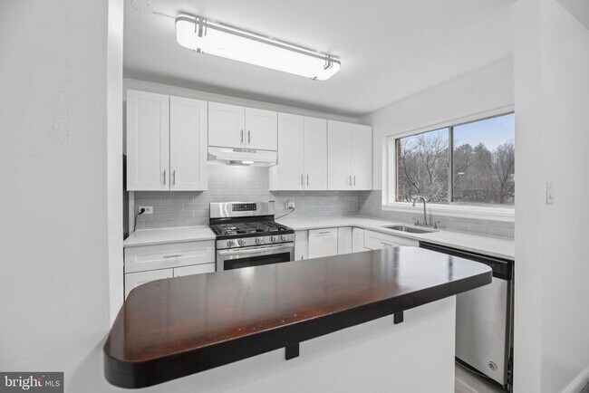 Building Photo - 10607 Weymouth St