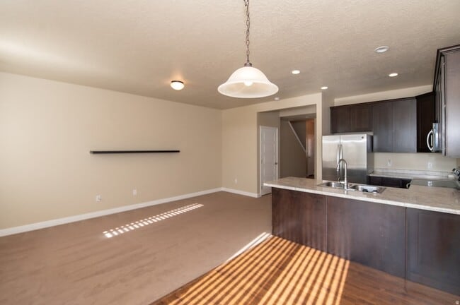 Building Photo - 3201 W Desert Lily Dr