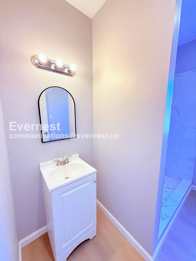 Building Photo - 2302 Hazelwood St