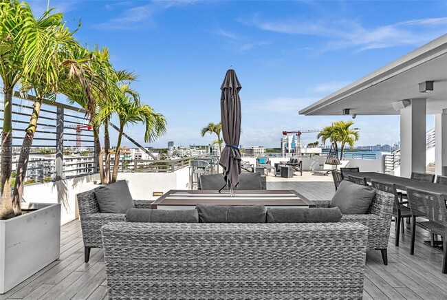 Building Photo - 9901 E Bay Harbor Dr