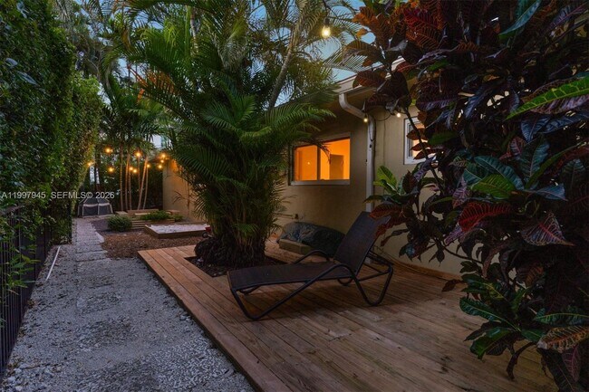 Building Photo - 611 Santurce Ave